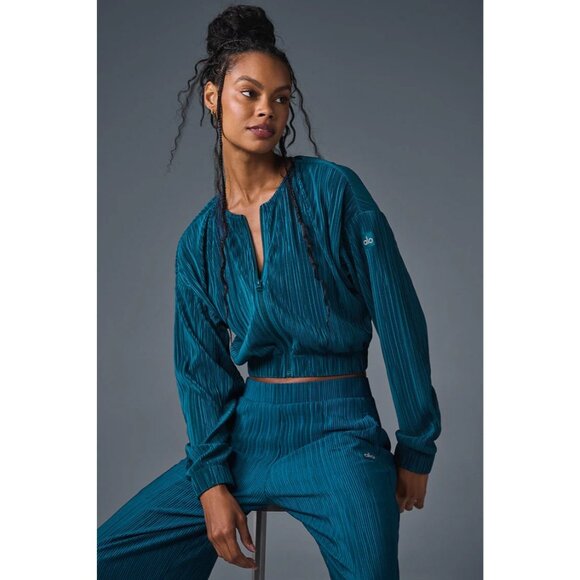 ALO Yoga Cropped Micro Plisse Jacket in Eclipse Blue - Picture 2 of 6
